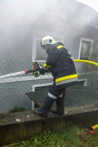 Brand von einem Holzverschlag droht auf Wohnhaus überzugreifen