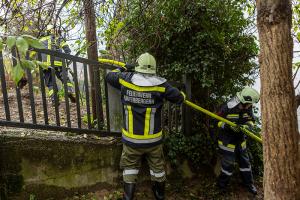 Brand von einem Holzverschlag droht auf Wohnhaus überzugreifen