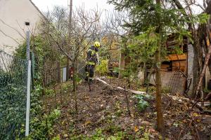 Brand von einem Holzverschlag droht auf Wohnhaus überzugreifen