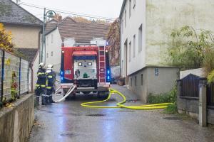 Brand von einem Holzverschlag droht auf Wohnhaus überzugreifen