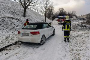 Wintersperre missachtet - Fahrzeug liegt auf der Beifahrerseite