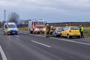 Vier Fahrzeugbergungen bei zwei Unfällen durch die Feuerwehr Langenlois