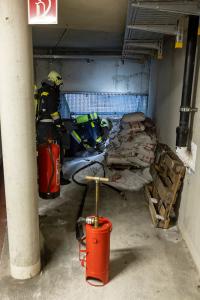 Brennender Salzsäcke in einem Kremser Parkhaus