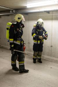 Brennender Salzsäcke in einem Kremser Parkhaus