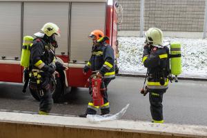 Brennender Salzsäcke in einem Kremser Parkhaus