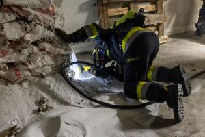 Brennender Salzsäcke in einem Kremser Parkhaus