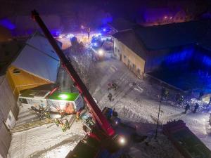 Autobus rutscht auf Schneefahrbahn von der Straße und stürzt ab