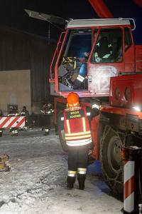 Autobus rutscht auf Schneefahrbahn von der Straße und stürzt ab