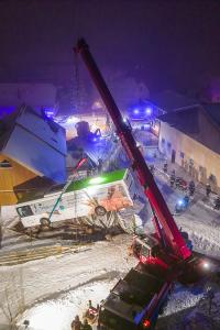 Autobus rutscht auf Schneefahrbahn von der Straße und stürzt ab