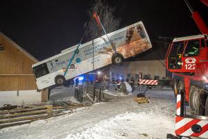 Autobus rutscht auf Schneefahrbahn von der Straße und stürzt ab