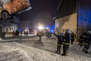 Autobus rutscht auf Schneefahrbahn von der Straße und stürzt ab