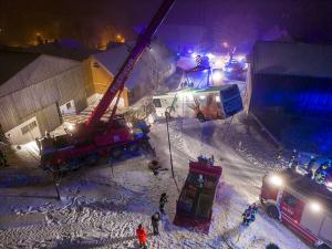 Autobus rutscht auf Schneefahrbahn von der Straße und stürzt ab