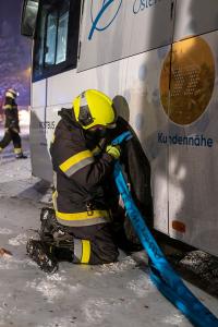 Autobus rutscht auf Schneefahrbahn von der Straße und stürzt ab