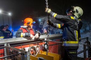 Autobus rutscht auf Schneefahrbahn von der Straße und stürzt ab