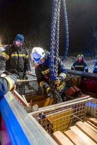 Autobus rutscht auf Schneefahrbahn von der Straße und stürzt ab