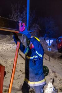 Autobus rutscht auf Schneefahrbahn von der Straße und stürzt ab