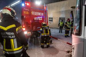 Autobus rutscht auf Schneefahrbahn von der Straße und stürzt ab