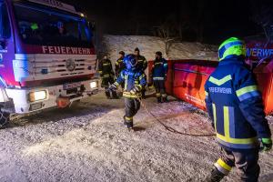 Autobus rutscht auf Schneefahrbahn von der Straße und stürzt ab