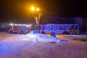 Autobus rutscht auf Schneefahrbahn von der Straße und stürzt ab