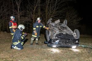 Ein Verletzter nach Fahrzeugüberschlag auf der L109