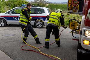 Menschenrettung nach schweren Verkehrsunfall auf einer Kremser Tankstelle