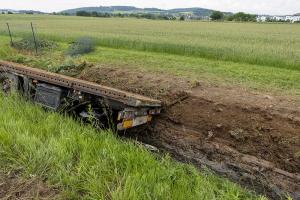 Lkw-Unfall durch medizinischen Notfall - Aufwendige Bergungsarbeiten