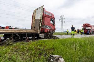 Lkw-Unfall durch medizinischen Notfall - Aufwendige Bergungsarbeiten