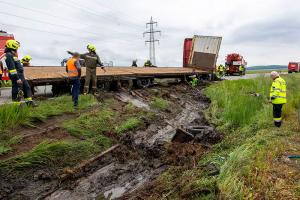 Lkw-Unfall durch medizinischen Notfall - Aufwendige Bergungsarbeiten