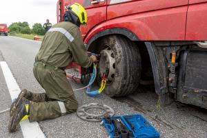 Lkw-Unfall durch medizinischen Notfall - Aufwendige Bergungsarbeiten