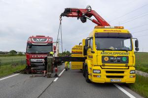 Lkw-Unfall durch medizinischen Notfall - Aufwendige Bergungsarbeiten