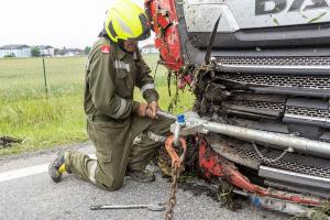 Lkw-Unfall durch medizinischen Notfall - Aufwendige Bergungsarbeiten