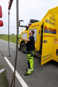 Lkw-Unfall durch medizinischen Notfall - Aufwendige Bergungsarbeiten