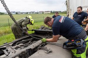 Lkw-Unfall durch medizinischen Notfall - Aufwendige Bergungsarbeiten