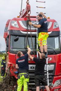 Lkw-Unfall durch medizinischen Notfall - Aufwendige Bergungsarbeiten