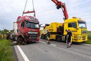 Lkw-Unfall durch medizinischen Notfall - Aufwendige Bergungsarbeiten