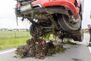 Lkw-Unfall durch medizinischen Notfall - Aufwendige Bergungsarbeiten