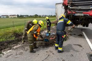 Lkw-Unfall durch medizinischen Notfall - Aufwendige Bergungsarbeiten