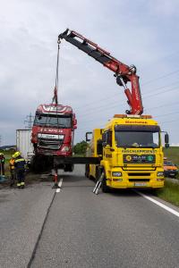 Lkw-Unfall durch medizinischen Notfall - Aufwendige Bergungsarbeiten