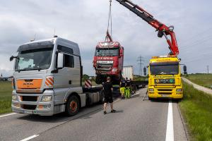 Lkw-Unfall durch medizinischen Notfall - Aufwendige Bergungsarbeiten