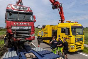 Lkw-Unfall durch medizinischen Notfall - Aufwendige Bergungsarbeiten