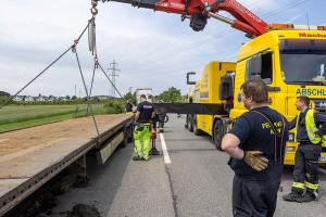 Lkw-Unfall durch medizinischen Notfall - Aufwendige Bergungsarbeiten