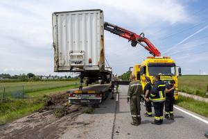 Lkw-Unfall durch medizinischen Notfall - Aufwendige Bergungsarbeiten