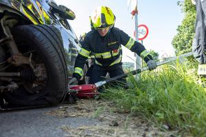 Pkw kommt ins Schleudern und prallt gegen ein entgegenkommendes Fahrzeug