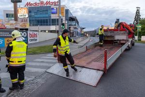 Pkw prallt gegen einen Masten einer Ampelanlage