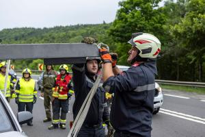 Pkw kommt ins schleudern und prallt gegen eine Felswand