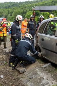 Pkw kommt ins schleudern und prallt gegen eine Felswand