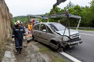 Pkw kommt ins schleudern und prallt gegen eine Felswand