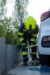 Zwei Pkw kollidieren bei der Verschneidung zweier Straßen