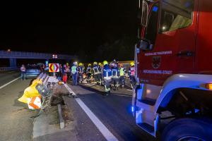 Fahrzeug prallt gegen einen Aufpralldämpfer und liegt auf der Seite - Fahrer eingeschlossen