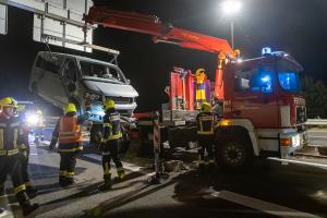 Fahrzeug prallt gegen einen Aufpralldämpfer und liegt auf der Seite - Fahrer eingeschlossen